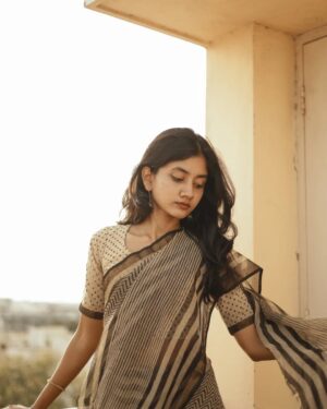 laavanya prol Instagram - Veyyon silli vibes🤎😂
@hazelshiny 🙈
📸My fav @vasy_vendra🔥
.
.
.
.
.
#photooftheday #pinterestaesthetic #picoftheday #instagood #instapost #indianwear #saree #sareelove #terrace #goldenhour #potraitphotography #photographer #photographylovers #femalephotographer #influencer #instafashion #fashionphotography