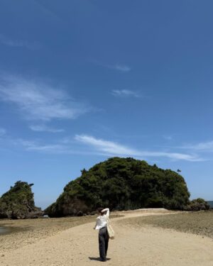mako Instagram - この日のメインはビーチと美ら海水族館🐚🧜‍♀️

この前YouTubeでも紹介したこのカーディガン
紫外線対策として持っていったんですけど丁度よかった！
この日は全身GRLコーデ。

古宇利島に行く途中で見つけた
人が全然いない穴場のビーチ…🌴
海見ながらぼーっとする時間が凄く幸せでした
昼寝しちゃいたいくらいだった

📍屋我地ビーチ🏝️
（景色も良くてとてもおすすめです！）

お昼ご飯は
5910 sa-ta-café でタコライス食べました
沖縄そばもありました！
お店の雰囲気が凄く好み〜 黒糖もお土産で売ってました✦️

美ら海水族館だっいすきで
今回絶対坊や連れて行きたい所の1つでした
ジンベイザメ（ ･_______･ ）好き！
大きくてカッコよかった🪸

あと質問もきてたので
この時使ってた日焼け止めはこの2つです！
右が顔用。左がからだ用。
左のはスプレータイプになってるから
手が汚れなくて楽ちんてす😊👌

とにかく癒された日！！！！！！！🌼