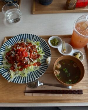 mako Instagram - この日のメインはビーチと美ら海水族館🐚🧜‍♀️

この前YouTubeでも紹介したこのカーディガン
紫外線対策として持っていったんですけど丁度よかった！
この日は全身GRLコーデ。

古宇利島に行く途中で見つけた
人が全然いない穴場のビーチ…🌴
海見ながらぼーっとする時間が凄く幸せでした
昼寝しちゃいたいくらいだった

📍屋我地ビーチ🏝️
（景色も良くてとてもおすすめです！）

お昼ご飯は
5910 sa-ta-café でタコライス食べました
沖縄そばもありました！
お店の雰囲気が凄く好み〜 黒糖もお土産で売ってました✦️

美ら海水族館だっいすきで
今回絶対坊や連れて行きたい所の1つでした
ジンベイザメ（ ･_______･ ）好き！
大きくてカッコよかった🪸

あと質問もきてたので
この時使ってた日焼け止めはこの2つです！
右が顔用。左がからだ用。
左のはスプレータイプになってるから
手が汚れなくて楽ちんてす😊👌

とにかく癒された日！！！！！！！🌼