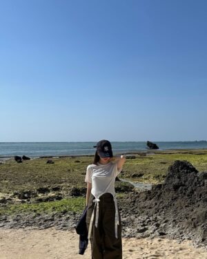 mako Instagram - 少し早めのゴールデンウィークで沖縄行ってきました🏝️
坊や初フライト✈️
乗る前は不安でずっと胃がキリキリ(^.^)
行きは昼前だったのでまあ元気で全然寝なくて
ぐずってあやしてってやってたらあっという間の2時間でした。笑

（おもちゃいいかな〜って思ってあんまり持っていかなかったのを後悔したので
次からの飛行機は暇潰せるようなアイテム何個か持っていこう。）

沖縄着いたら良い天気すぎて
それだけでハッピーでした😊🧚
ドライブスルーで初めてのAWバーガー。なにこれ美味しすぎ。

今回お洋服はたくさん動けるようにとおもって
パンツルック多め👖

夜ご飯の時間はもう私が限界すぎて力尽きてる一枚。
坊や隣で余裕そうでしたね、ははは🍽️
そんな1日目☀️🎟️🥓