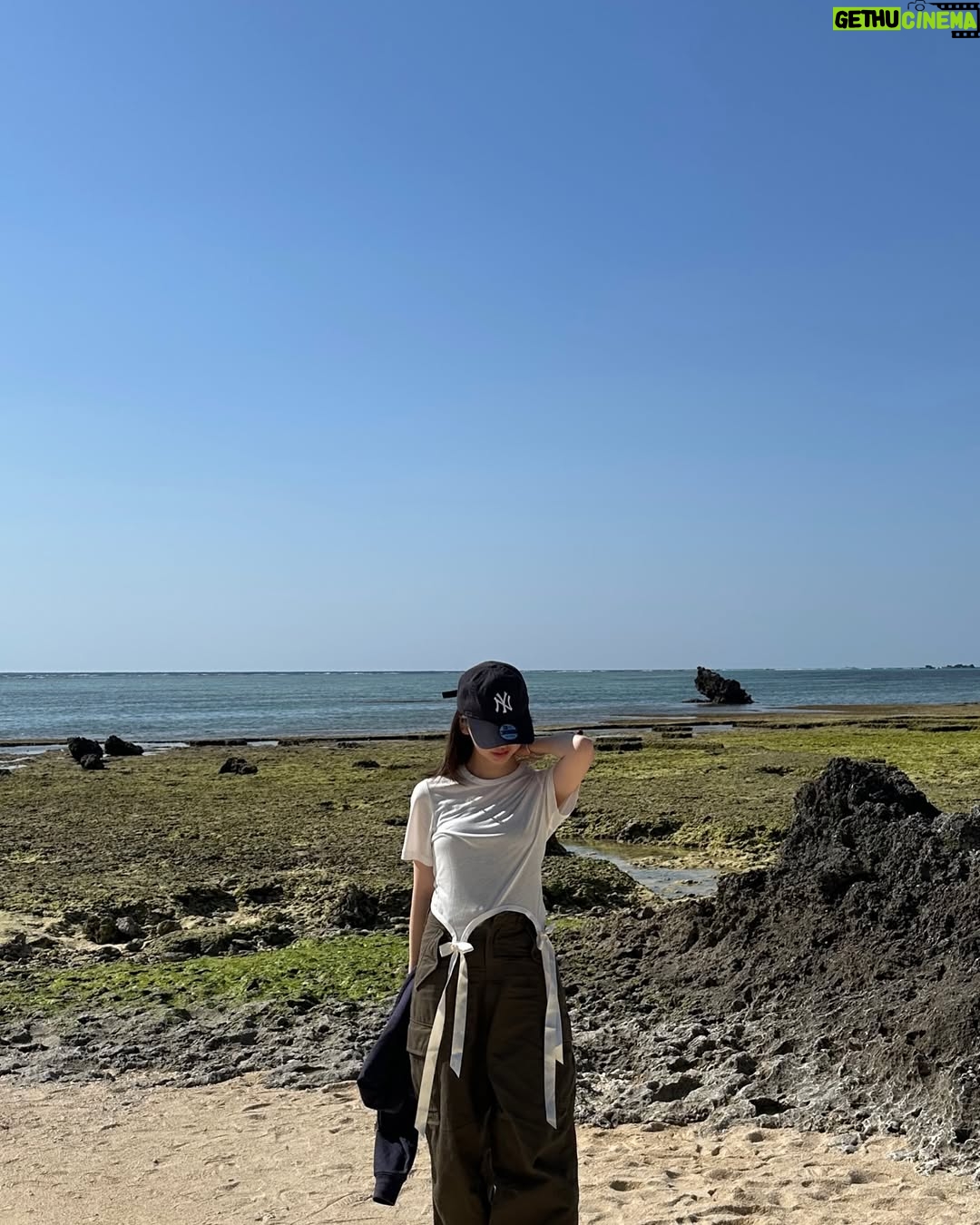 mako - 16.9K Likes - 少し早めのゴールデンウィークで沖縄行ってきました🏝️
坊や初フライト✈️
乗る前は不安でずっと胃がキリキリ(^.^)
行きは昼前だったのでまあ元気で全然寝なくて
ぐずってあやしてってやってたらあっという間の2時間でした。笑
(おもちゃいいかな〜って思ってあんまり持っていかなかったのを後悔したので
次からの飛行機は暇潰せるようなアイテム何個か持っていこう。)
沖縄着いたら良い天気すぎて
それだけでハッピーでした😊🧚
ドライブスルーで初めてのAWバーガー。なにこれ美味しすぎ。
今回お洋服はたくさん動けるようにとおもって
パンツルック多め👖
夜ご飯の時間はもう私が限界すぎて力尽きてる一枚。
坊や隣で余裕そうでしたね、ははは🍽️
そんな1日目☀️🎟️🥓