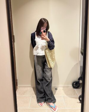 mako Instagram - 少し早めのゴールデンウィークで沖縄行ってきました🏝️
坊や初フライト✈️
乗る前は不安でずっと胃がキリキリ(^.^)
行きは昼前だったのでまあ元気で全然寝なくて
ぐずってあやしてってやってたらあっという間の2時間でした。笑

（おもちゃいいかな〜って思ってあんまり持っていかなかったのを後悔したので
次からの飛行機は暇潰せるようなアイテム何個か持っていこう。）

沖縄着いたら良い天気すぎて
それだけでハッピーでした😊🧚
ドライブスルーで初めてのAWバーガー。なにこれ美味しすぎ。

今回お洋服はたくさん動けるようにとおもって
パンツルック多め👖

夜ご飯の時間はもう私が限界すぎて力尽きてる一枚。
坊や隣で余裕そうでしたね、ははは🍽️
そんな1日目☀️🎟️🥓