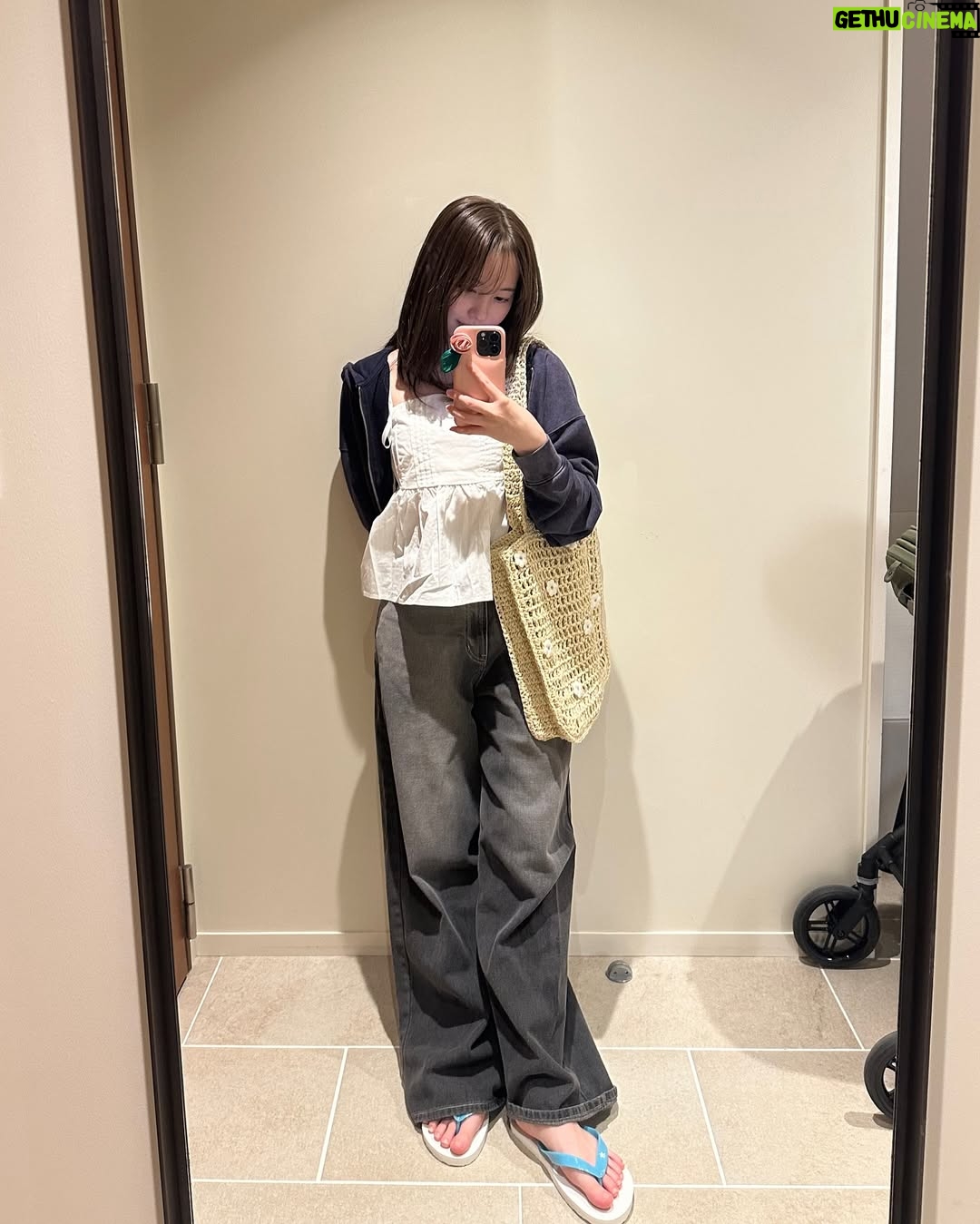 mako - 16.9K Likes - 少し早めのゴールデンウィークで沖縄行ってきました🏝️
坊や初フライト✈️
乗る前は不安でずっと胃がキリキリ(^.^)
行きは昼前だったのでまあ元気で全然寝なくて
ぐずってあやしてってやってたらあっという間の2時間でした。笑
(おもちゃいいかな〜って思ってあんまり持っていかなかったのを後悔したので
次からの飛行機は暇潰せるようなアイテム何個か持っていこう。)
沖縄着いたら良い天気すぎて
それだけでハッピーでした😊🧚
ドライブスルーで初めてのAWバーガー。なにこれ美味しすぎ。
今回お洋服はたくさん動けるようにとおもって
パンツルック多め👖
夜ご飯の時間はもう私が限界すぎて力尽きてる一枚。
坊や隣で余裕そうでしたね、ははは🍽️
そんな1日目☀️🎟️🥓