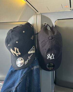 mako Instagram - 少し早めのゴールデンウィークで沖縄行ってきました🏝️
坊や初フライト✈️
乗る前は不安でずっと胃がキリキリ(^.^)
行きは昼前だったのでまあ元気で全然寝なくて
ぐずってあやしてってやってたらあっという間の2時間でした。笑

（おもちゃいいかな〜って思ってあんまり持っていかなかったのを後悔したので
次からの飛行機は暇潰せるようなアイテム何個か持っていこう。）

沖縄着いたら良い天気すぎて
それだけでハッピーでした😊🧚
ドライブスルーで初めてのAWバーガー。なにこれ美味しすぎ。

今回お洋服はたくさん動けるようにとおもって
パンツルック多め👖

夜ご飯の時間はもう私が限界すぎて力尽きてる一枚。
坊や隣で余裕そうでしたね、ははは🍽️
そんな1日目☀️🎟️🥓