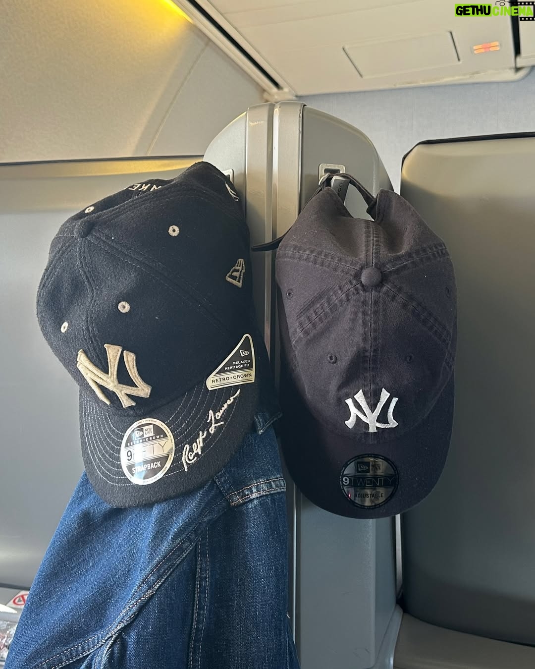 mako - 16.9K Likes - 少し早めのゴールデンウィークで沖縄行ってきました🏝️
坊や初フライト✈️
乗る前は不安でずっと胃がキリキリ(^.^)
行きは昼前だったのでまあ元気で全然寝なくて
ぐずってあやしてってやってたらあっという間の2時間でした。笑
(おもちゃいいかな〜って思ってあんまり持っていかなかったのを後悔したので
次からの飛行機は暇潰せるようなアイテム何個か持っていこう。)
沖縄着いたら良い天気すぎて
それだけでハッピーでした😊🧚
ドライブスルーで初めてのAWバーガー。なにこれ美味しすぎ。
今回お洋服はたくさん動けるようにとおもって
パンツルック多め👖
夜ご飯の時間はもう私が限界すぎて力尽きてる一枚。
坊や隣で余裕そうでしたね、ははは🍽️
そんな1日目☀️🎟️🥓