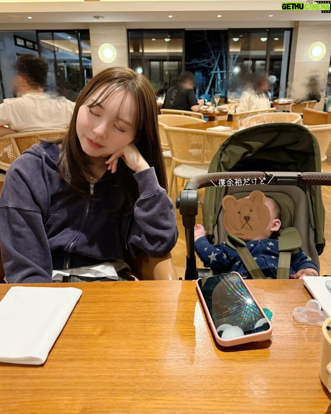 mako - 16.9K Likes - 少し早めのゴールデンウィークで沖縄行ってきました🏝️
坊や初フライト✈️
乗る前は不安でずっと胃がキリキリ(^.^)
行きは昼前だったのでまあ元気で全然寝なくて
ぐずってあやしてってやってたらあっという間の2時間でした。笑
(おもちゃいいかな〜って思ってあんまり持っていかなかったのを後悔したので
次からの飛行機は暇潰せるようなアイテム何個か持っていこう。)
沖縄着いたら良い天気すぎて
それだけでハッピーでした😊🧚
ドライブスルーで初めてのAWバーガー。なにこれ美味しすぎ。
今回お洋服はたくさん動けるようにとおもって
パンツルック多め👖
夜ご飯の時間はもう私が限界すぎて力尽きてる一枚。
坊や隣で余裕そうでしたね、ははは🍽️
そんな1日目☀️🎟️🥓