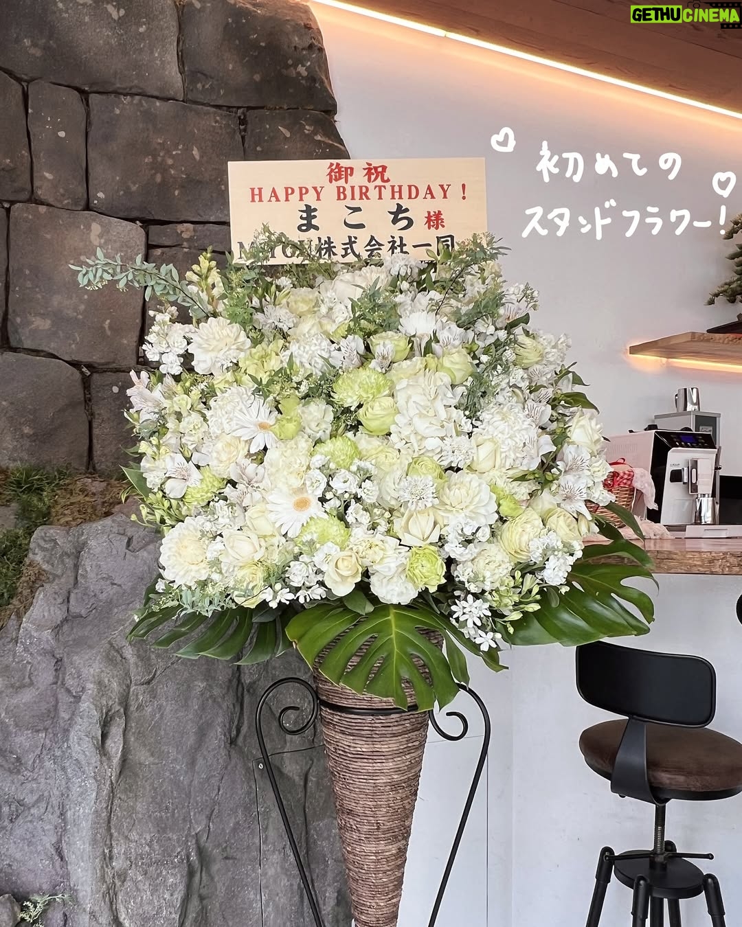 mako - 7.3K Likes - 今回イベントサポートしてくれた
@myou_inc チームの皆さん💞
お花ありがとうございます泣
司会進行してくれた
@a_rieeee りえさん! 😚
沢山助けられました🙏🏻
イベント会場として貸して頂いた
@whitely_cafe さん 🫖
また行きたいくらい雰囲気が可愛かった、、
素敵なプレゼントを用意してくださった
@jillstuartbeauty さん🌷
当たった方すごく喜んでました!!ありがとうございます泣
そしてお客様への手土産として
ミルクタッチ様
@milktouch_japan
乾燥さん 様
@bcl_company_official
バイオダンス様
@biodance_japan
愛用品です🍀
ありがとうございました!!!
かわいいヘアセットしてくれた
@moeaito もえちゃん!!!
いつもありがとうだし、可愛いヘアセットのおかげで
この日は1日るんるんだったよ〜
(ナチュラルに初仕事(⸝⸝◜~◝⸝⸝))
皆さんのおかけで本当に素敵なイベントができました〜
ありがとうございました…!
沢山褒めてもらえたドレスは
@lily_brown_official
去年買ったものやっと着れました🐚👸