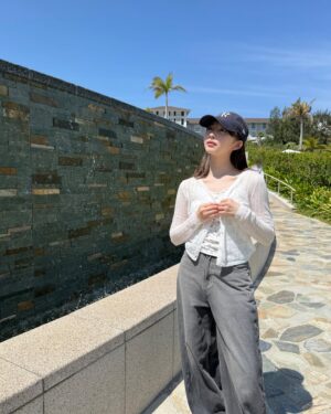mako Instagram - この日のメインはビーチと美ら海水族館🐚🧜‍♀️

この前YouTubeでも紹介したこのカーディガン
紫外線対策として持っていったんですけど丁度よかった！
この日は全身GRLコーデ。

古宇利島に行く途中で見つけた
人が全然いない穴場のビーチ…🌴
海見ながらぼーっとする時間が凄く幸せでした
昼寝しちゃいたいくらいだった

📍屋我地ビーチ🏝️
（景色も良くてとてもおすすめです！）

お昼ご飯は
5910 sa-ta-café でタコライス食べました
沖縄そばもありました！
お店の雰囲気が凄く好み〜 黒糖もお土産で売ってました✦️

美ら海水族館だっいすきで
今回絶対坊や連れて行きたい所の1つでした
ジンベイザメ（ ･_______･ ）好き！
大きくてカッコよかった🪸

あと質問もきてたので
この時使ってた日焼け止めはこの2つです！
右が顔用。左がからだ用。
左のはスプレータイプになってるから
手が汚れなくて楽ちんてす😊👌

とにかく癒された日！！！！！！！🌼