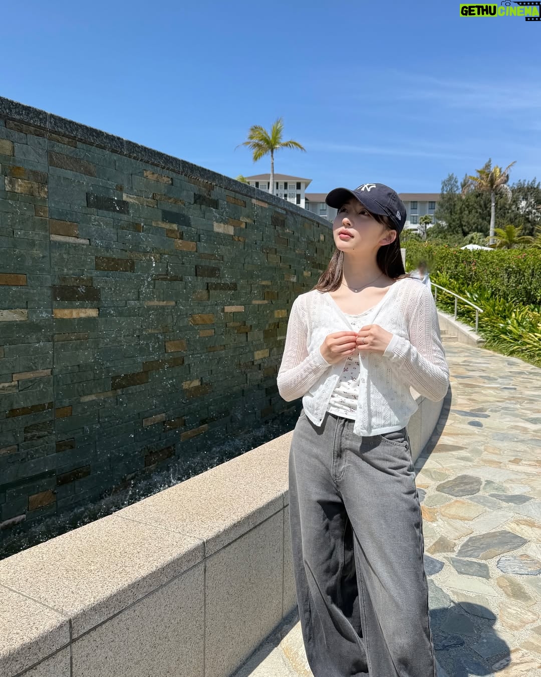 mako - 8.1K Likes - この日のメインはビーチと美ら海水族館🐚🧜♀️
この前YouTubeでも紹介したこのカーディガン
紫外線対策として持っていったんですけど丁度よかった!
この日は全身GRLコーデ。
古宇利島に行く途中で見つけた
人が全然いない穴場のビーチ…🌴
海見ながらぼーっとする時間が凄く幸せでした
昼寝しちゃいたいくらいだった
📍屋我地ビーチ🏝️
(景色も良くてとてもおすすめです!)
お昼ご飯は
5910 sa-ta-café でタコライス食べました
沖縄そばもありました!
お店の雰囲気が凄く好み〜 黒糖もお土産で売ってました✦️
美ら海水族館だっいすきで
今回絶対坊や連れて行きたい所の1つでした
ジンベイザメ( ・_______・ )好き!
大きくてカッコよかった🪸
あと質問もきてたので
この時使ってた日焼け止めはこの2つです!
右が顔用。左がからだ用。
左のはスプレータイプになってるから
手が汚れなくて楽ちんてす😊👌
とにかく癒された日!!!!!!!🌼