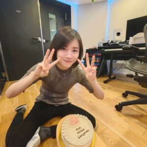 milet Instagram - 今日でデビュー6周年を迎えました。
新しい挑戦もしながら日々歌ってます。
今日も良い曲作ってるんだ。
聴いてくれるあなたの顔を思い浮かべながら。
音楽に、あなたに、救われてます。
応援してくれてありがとう。
Lots of love💚🩷