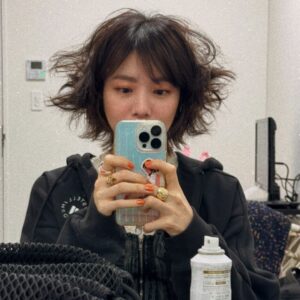 milet Instagram - 今日でデビュー6周年を迎えました。
新しい挑戦もしながら日々歌ってます。
今日も良い曲作ってるんだ。
聴いてくれるあなたの顔を思い浮かべながら。
音楽に、あなたに、救われてます。
応援してくれてありがとう。
Lots of love💚🩷