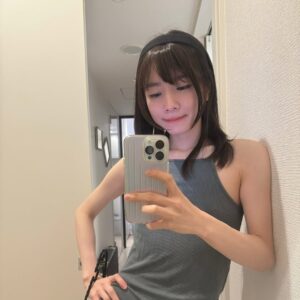 milet Instagram - 今日でデビュー6周年を迎えました。
新しい挑戦もしながら日々歌ってます。
今日も良い曲作ってるんだ。
聴いてくれるあなたの顔を思い浮かべながら。
音楽に、あなたに、救われてます。
応援してくれてありがとう。
Lots of love💚🩷