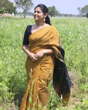 preetha reddy Instagram - Nature makes for the perfect backdrop

Jwellery @chitras_fashion_rentaldress

Saree @ashas_womens_collection#casualpicture#loveyourself#positivethought#actinglife#love#fullfrock#traditional#siragadikaasai#vvijaytelevision#sareelove