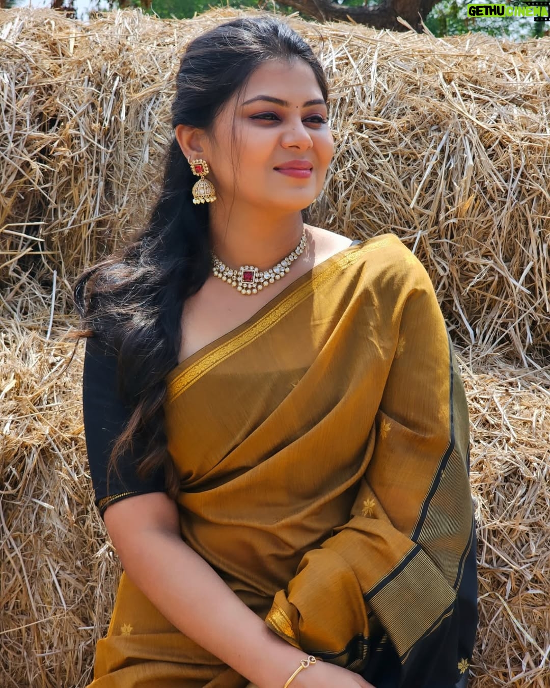 preetha reddy - 58.7K Likes - Nature makes for the perfect backdrop
Jwellery @chitras_fashion_rentaldress
Saree @ashas_womens_collection#casualpicture#loveyourself#positivethought#actinglife#love#fullfrock#traditional#siragadikaasai#vvijaytelevision#sareelove