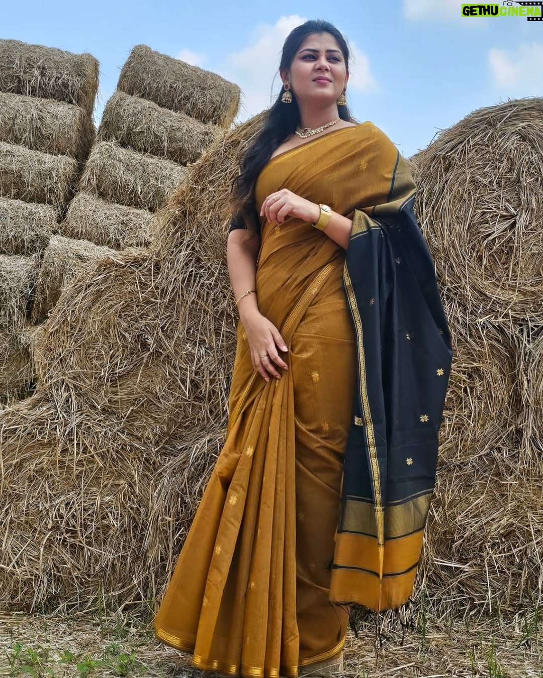 preetha reddy - 58.7K Likes - Nature makes for the perfect backdrop
Jwellery @chitras_fashion_rentaldress
Saree @ashas_womens_collection#casualpicture#loveyourself#positivethought#actinglife#love#fullfrock#traditional#siragadikaasai#vvijaytelevision#sareelove