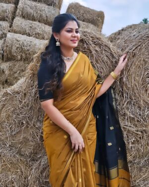 preetha reddy Instagram - Nature makes for the perfect backdrop

Jwellery @chitras_fashion_rentaldress

Saree @ashas_womens_collection#casualpicture#loveyourself#positivethought#actinglife#love#fullfrock#traditional#siragadikaasai#vvijaytelevision#sareelove