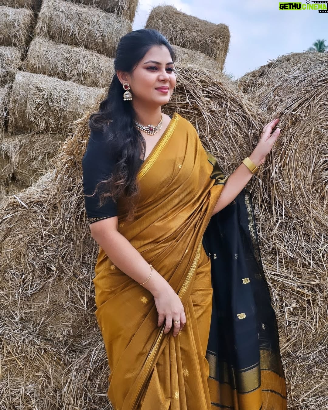 preetha reddy - 58.7K Likes - Nature makes for the perfect backdrop
Jwellery @chitras_fashion_rentaldress
Saree @ashas_womens_collection#casualpicture#loveyourself#positivethought#actinglife#love#fullfrock#traditional#siragadikaasai#vvijaytelevision#sareelove
