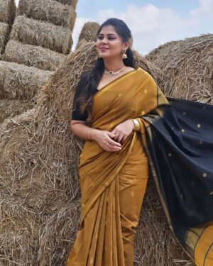 preetha reddy Instagram - Nature makes for the perfect backdrop

Jwellery @chitras_fashion_rentaldress

Saree @ashas_womens_collection#casualpicture#loveyourself#positivethought#actinglife#love#fullfrock#traditional#siragadikaasai#vvijaytelevision#sareelove