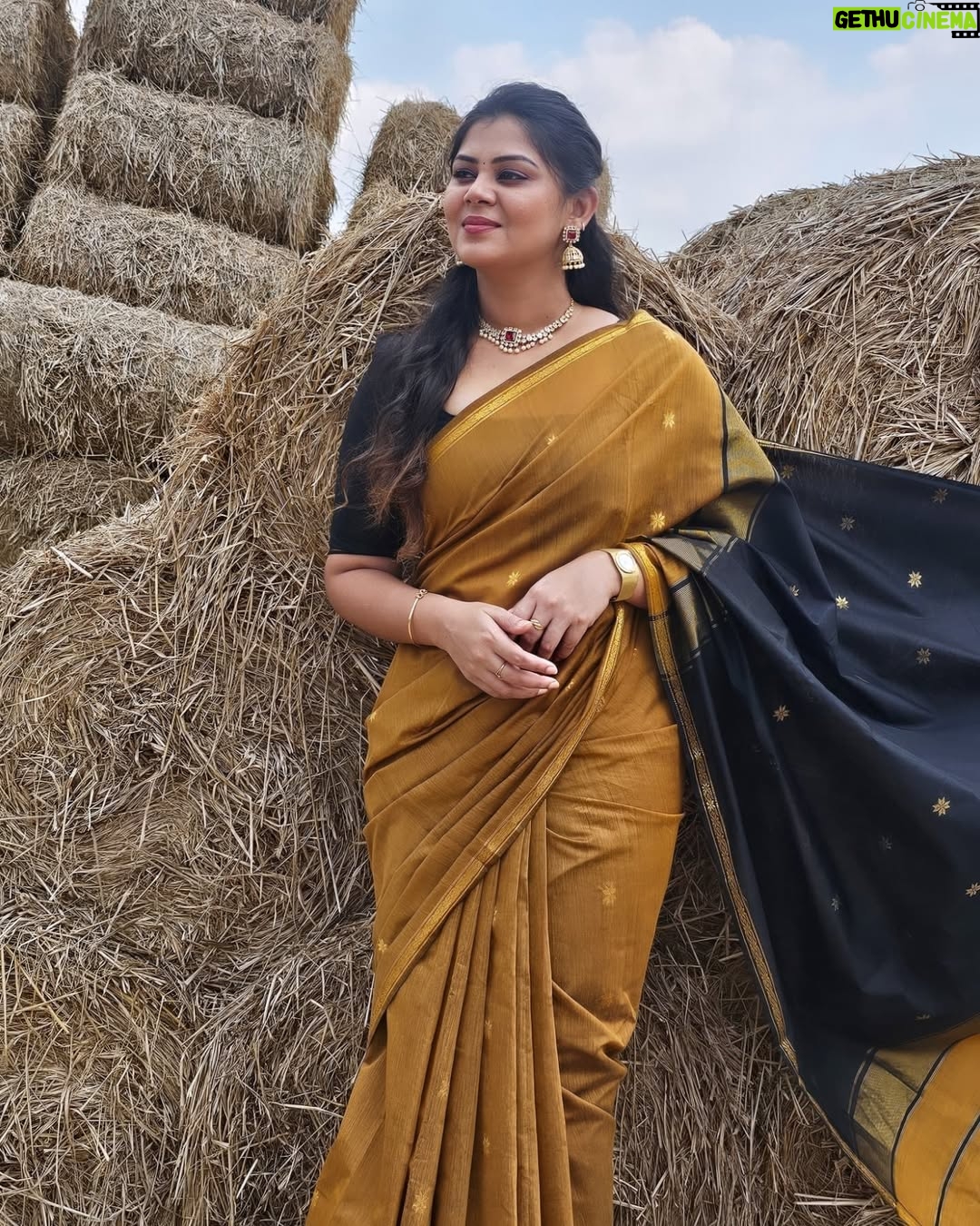 preetha reddy - 58.7K Likes - Nature makes for the perfect backdrop
Jwellery @chitras_fashion_rentaldress
Saree @ashas_womens_collection#casualpicture#loveyourself#positivethought#actinglife#love#fullfrock#traditional#siragadikaasai#vvijaytelevision#sareelove