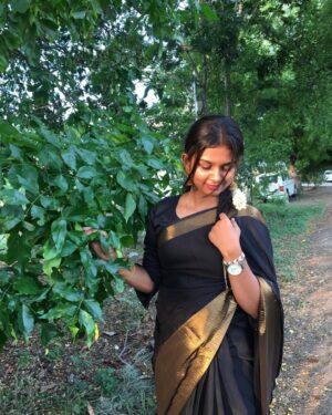 rithanya duraiswamy Instagram - Some days you have to create your own sunshine💛🫶🏻..
.
.
.
#rithanyaduraiswamy #love #sunshine #sun #saree #black #smile #flower #crush #indian #cute #instagram #instadaily #photoshoot #photooftheday