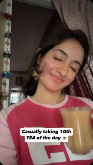 rj shree Instagram - Tag that tea lover ☕️

#rjshree #instagram #reels #post #instagood #instadaily #instafun #friends #pov #tea