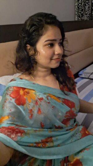 srimathi chimu Instagram - Singing APT🫠 Raw singing Because its running on my mind 😜 @roses_are_rosie #APT