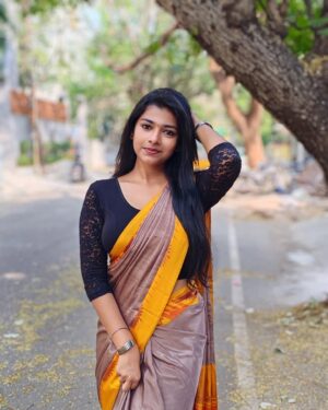 swetha kumar Instagram - Paaththavaikkum Paarvai👀Kaara💛🦋 #saree #photoshoot #instagram #threads #post @swethakumar_off

#boredom #pics #photooftheday #trending
#nofilter #noedit #swethakumar_off