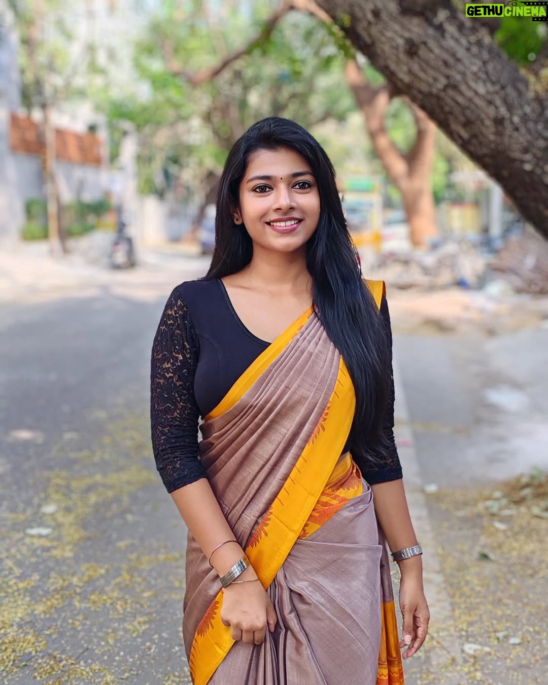 swetha kumar - 26K Likes - Paaththavaikkum Paarvai👀Kaara💛🦋 #saree #photoshoot #instagram #threads #post @swethakumar_off
#boredom #pics #photooftheday #trending
#nofilter #noedit #swethakumar_off