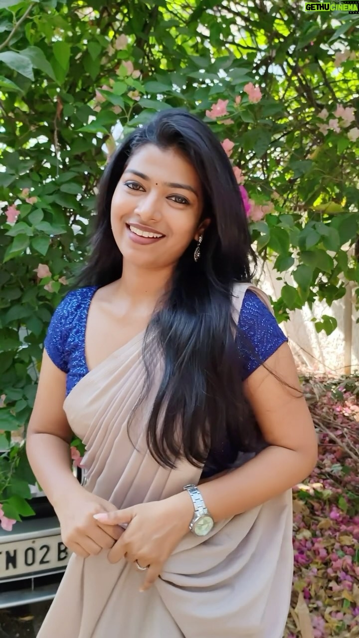 swetha kumar - 22.4K Likes - Dei.. Kaiya vechu kittušš„ Mind Voiceš - Namma kudumbathuku ithellam thevaya gopiš
#trending @swethakumar_off
#reels #song #trendingreels #trending #lipsync #saree #love #romance #swethakumar_off