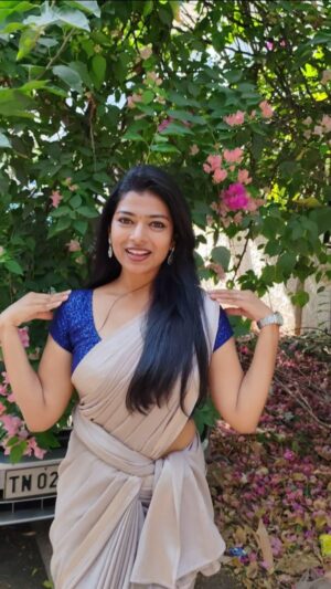 swetha kumar Instagram - Chocholate colour-u kaara💙🦋 Guess the Movie🎀?? #trending #reels #dofollow @swethakumar_off 

#tamil #movie #songs #saree #dance #lipsync #beats #trendingreels #instagram #threads #duetwithme #remixonreels #swethakumar_off