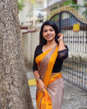 swetha kumar Instagram - Paaththavaikkum Paarvai👀Kaara💛🦋 #saree #photoshoot #instagram #threads #post @swethakumar_off

#boredom #pics #photooftheday #trending
#nofilter #noedit #swethakumar_off