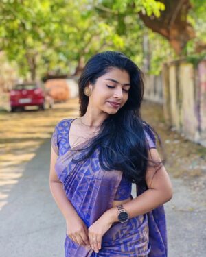 swetha kumar Instagram - Caption This💙🦋 #dofollow @swethakumar_off 

#saree #photoshoot #picoftheday #candid #trending #instagram #threads #post #swethakumar_off