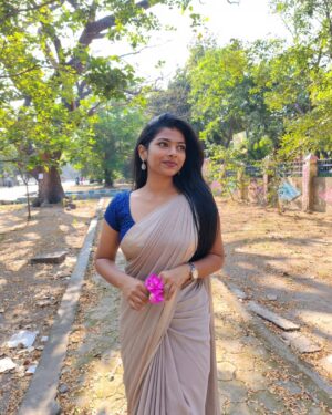 swetha kumar Instagram - Unnaley💙🦋✨ #noneedcaption When Picture is Perfect🫣🔥 #nofilter #saree #photoshoot #picoftheday #candid #dofollow @swethakumar_off 

#tamil #content #creator #swethakumar_off