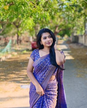 swetha kumar Instagram - Caption This💙🦋 #dofollow @swethakumar_off 

#saree #photoshoot #picoftheday #candid #trending #instagram #threads #post #swethakumar_off