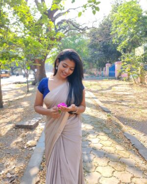 swetha kumar Instagram - Unnaley💙🦋✨ #noneedcaption When Picture is Perfect🫣🔥 #nofilter #saree #photoshoot #picoftheday #candid #dofollow @swethakumar_off 

#tamil #content #creator #swethakumar_off