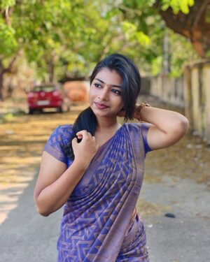 swetha kumar Instagram - Caption This💙🦋 #dofollow @swethakumar_off 

#saree #photoshoot #picoftheday #candid #trending #instagram #threads #post #swethakumar_off