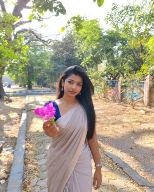 swetha kumar Instagram - Unnaley💙🦋✨ #noneedcaption When Picture is Perfect🫣🔥 #nofilter #saree #photoshoot #picoftheday #candid #dofollow @swethakumar_off 

#tamil #content #creator #swethakumar_off