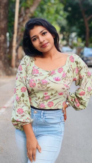 swetha kumar Instagram - Oru yugam mudithu Thira anbai💚🦋 #kilimanjaro #lyrics @swethakumar_off 

#enthiran #rajinikanth #superstar #aishwaryarai #shankar #tamil #movie #songs #trending #reels #instagram #viral #remixonreels #swethakumar_off