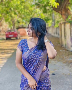swetha kumar Instagram - Caption This💙🦋 #dofollow @swethakumar_off 

#saree #photoshoot #picoftheday #candid #trending #instagram #threads #post #swethakumar_off