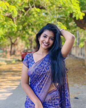 swetha kumar Instagram - Caption This💙🦋 #dofollow @swethakumar_off 

#saree #photoshoot #picoftheday #candid #trending #instagram #threads #post #swethakumar_off