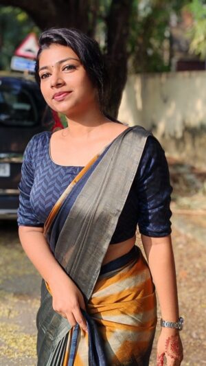 swetha kumar Instagram - Mind Voice 🖤🦋 - Adhula onnum illa kila potru #justforfun @swethakumar_off 

#dhanush #nayanthara #yuvan #selvaraghavan #tamil #movie #songs #trending #tamil #saree #beats #reels #instagram #viral #remixonreels #swethakumar_off