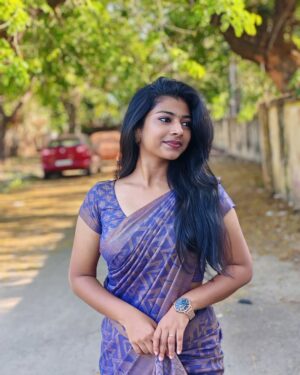 swetha kumar Instagram - Caption This💙🦋 #dofollow @swethakumar_off 

#saree #photoshoot #picoftheday #candid #trending #instagram #threads #post #swethakumar_off