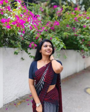 swetha kumar Instagram - Be Yourself♥️🦋Love Yourself✨🖤 #dofollow @swethakumar_off 

#instagram #threads #saree #post #trending #viral #swethakumar_off