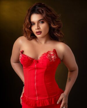 veena jessi Instagram - Wrapped with love ❤️‍🔥

Shot by @picartisan 
M&H @shira_artistry 
Styling by ME 🙋🏻‍♀️

#fashiongram #styleinspiration #styleblogger #fashionphotography #redaesthetic #chennai #trending #explorepage
