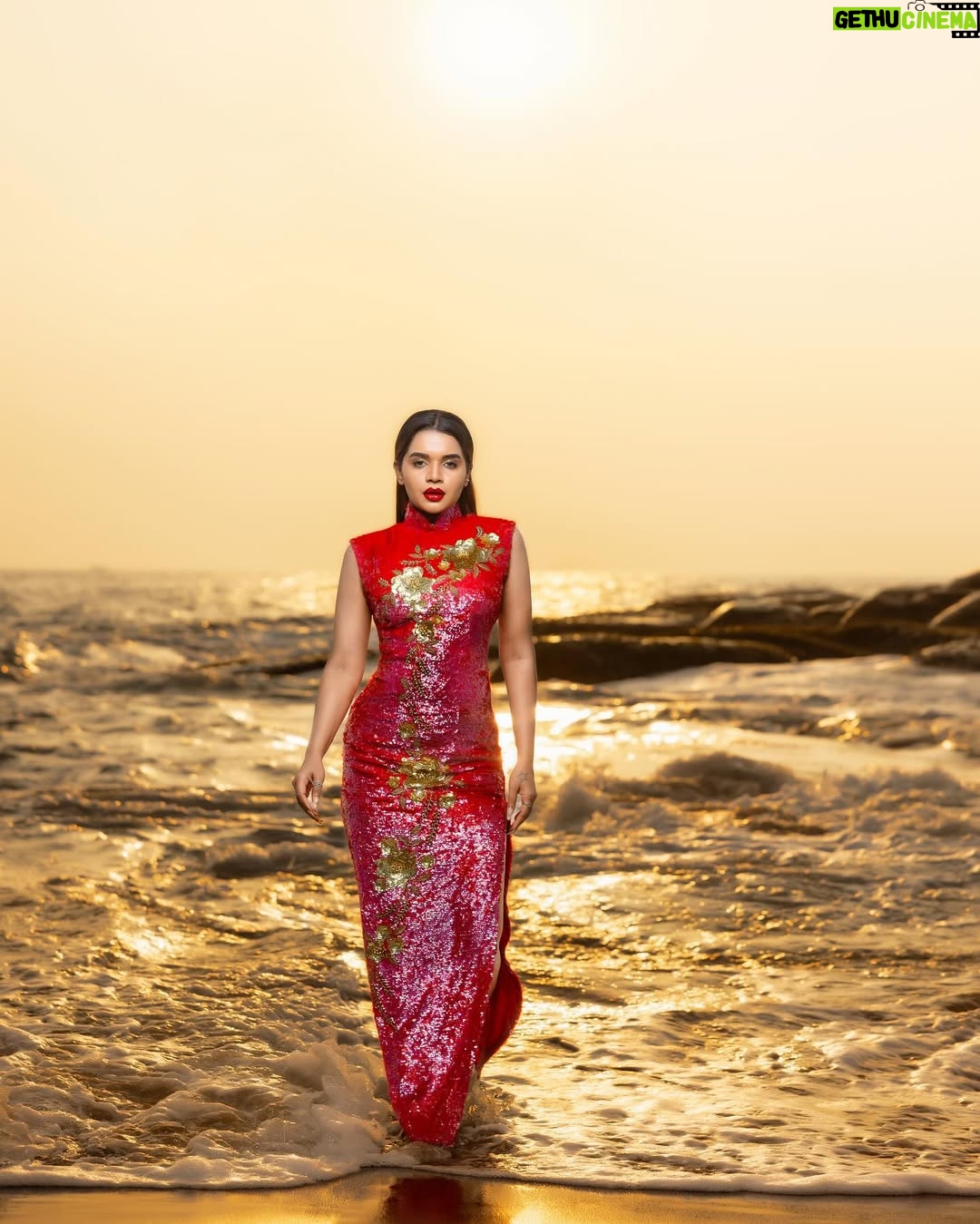 veena jessi - 810 Likes - Raise & Shine ✨
Shot by @candierphotography
Costume & Styling - ME 🙋🏻♀️
M&H - ME 🙋🏻♀️
#postoftheday #beachphotography #sunset #goldenhourphotography #fashiongram #fashionmodel #trending #explorepage✨