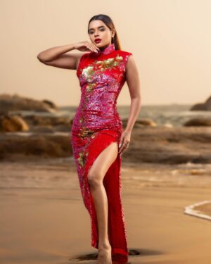 veena jessi Instagram - Raise & Shine ✨ 

Shot by @candierphotography 
Costume & Styling - ME 🙋🏻‍♀️
M&H - ME 🙋🏻‍♀️

#postoftheday #beachphotography #sunset #goldenhourphotography #fashiongram #fashionmodel #trending #explorepage✨