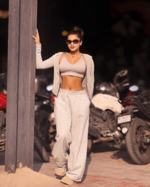 veena jessi Instagram - No shortcuts just sweat 🏋️‍♀️ 💦

#gymmotivation #gymworkout #gymfits #fitnessgoals #lifestyle #befit #workoutwear #trending #explorepage
