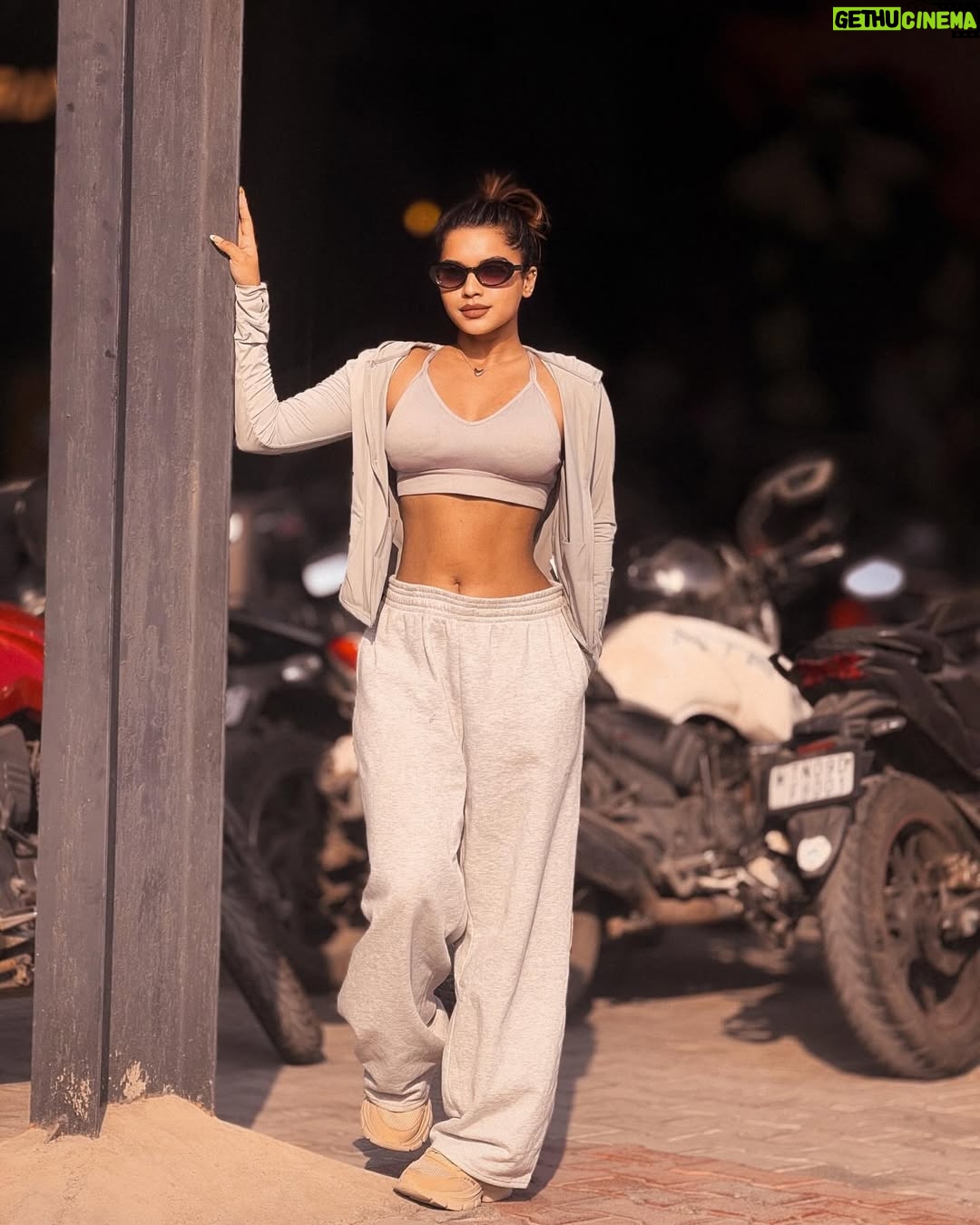 veena jessi - 2.5K Likes - No shortcuts just sweat 🏋️♀️ 💦
#gymmotivation #gymworkout #gymfits #fitnessgoals #lifestyle #befit #workoutwear #trending #explorepage