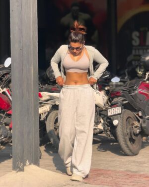 veena jessi Instagram - No shortcuts just sweat 🏋️‍♀️ 💦

#gymmotivation #gymworkout #gymfits #fitnessgoals #lifestyle #befit #workoutwear #trending #explorepage