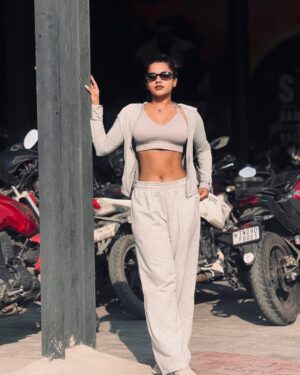 veena jessi Instagram - No shortcuts just sweat 🏋️‍♀️ 💦

#gymmotivation #gymworkout #gymfits #fitnessgoals #lifestyle #befit #workoutwear #trending #explorepage